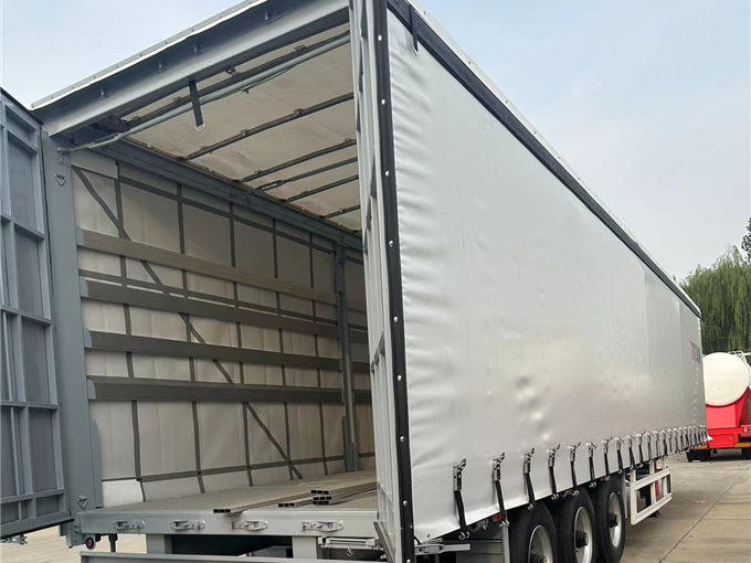 側(cè)簾半掛車(chē)